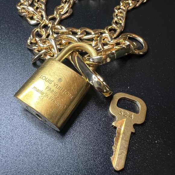 LOUIS VUITTON #324 Lock and LV Key with 22” Unbranded Chain Necklace - Picture 6 of 7
